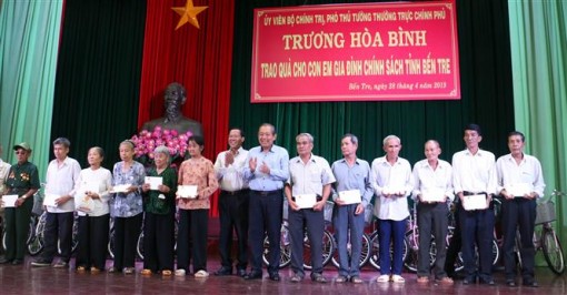 Phó Thủ tướng Thường trực Trương Hòa Bình trao quà, học bổng ở Bến Tre