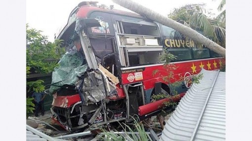 Kiên Giang: Xe giường nằm “bay” vào nhà dân