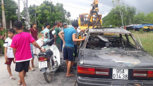 Ô tô cháy trơ khung khi vừa từ phà lên đảo Phú Quốc