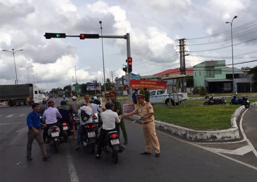Cần Thơ: CSGT phát nước suối, khăn lạnh cho người dân miền Tây về quê nghỉ lễ