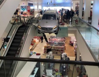Ôtô lao vào trung tâm mua sắm ở Đức, ít nhất 9 người bị thương