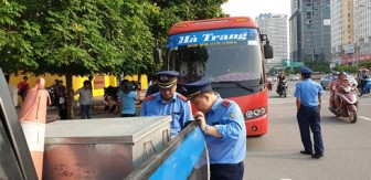 Hà Nội: Khiếp vía xe khách 29 chỗ nhồi nhét 73 người, hành khách nín thở trên xe