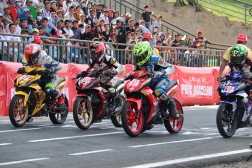 Hàng chục ngàn người xem đua xe mô tô toàn quốc tại Cần Thơ