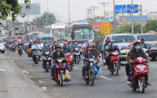 Xe từ miền Tây nườm nượp đổ về TP.HCM sau kỳ nghỉ lễ dài
