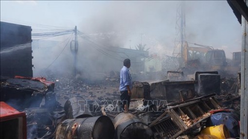 Đốt đồng cháy lan sang vựa phế liệu, thiêu rụi 3 xe tải