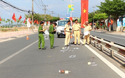 Chạy xe máy tông người đi bộ, cả hai nguy kịch