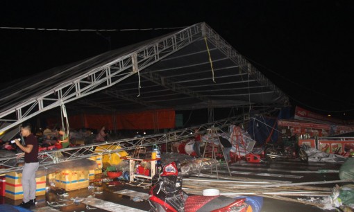 Mưa gió làm sập hàng trăm gian hàng, 1 người bị thương