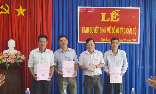 Tịnh Biên trao quyết định điều động, bổ nhiệm cán bộ