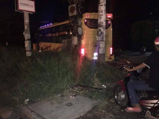 Long An: Xe khách đụng chết người, lao vào cột điện khiến hành khách hoảng vía