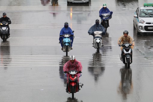 Mưa và dông bao trùm các khu vực trên cả nước chiều tối và đêm 5-5