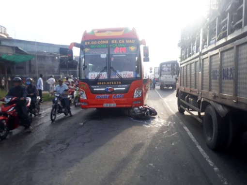 Tiền Giang: 1 học sinh lớp 2 bị xe khách cán tử vong trên đường đi học