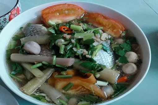 Món canh chua cá linh bông súng của cô gái miền Tây