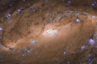 Nín thở trước hình ảnh tráng lệ của thiên hà cách 30 triệu năm ánh sáng