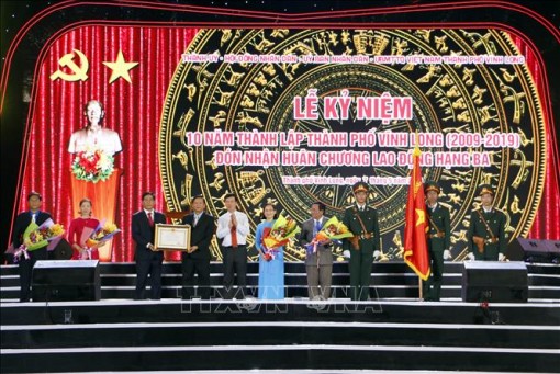 Kỷ niệm 10 năm thành lập thành phố Vĩnh Long