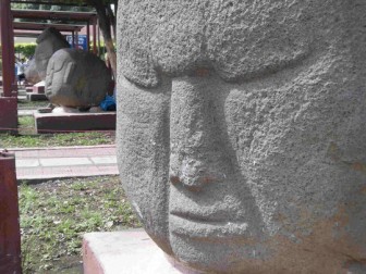 Từ trường bí ẩn bao phủ 10 pho tượng cổ 2.000 năm