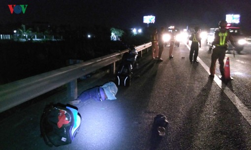 Tự ý đi mô tô vào đường cao tốc, một thanh niên bị trọng thương