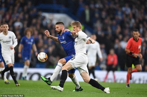 Chelsea vào chung kết Europa League sau loạt 'đấu súng'