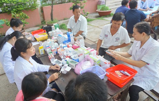 180 công nhân bốc xếp được tặng quà, khám bệnh miễn phí