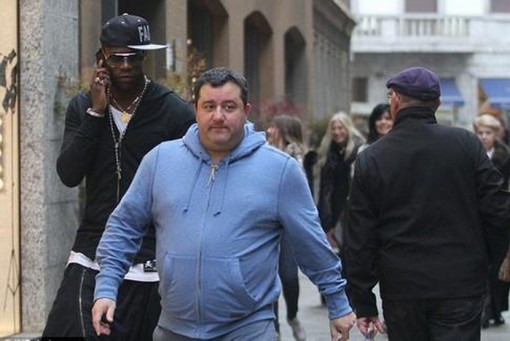 FIFA treo bằng 'siêu cò' Raiola, Pogba hết mơ rời Man United