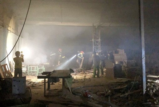 Xưởng gổ ở Cà Mau phát hỏa giữa đêm khuya