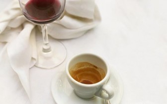 Rượu vang đỏ, trà hay cà phê thì có lợi hơn cho cơ thể?