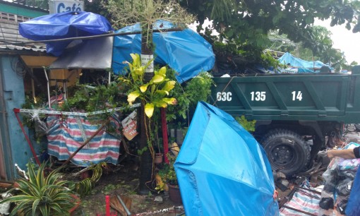 Xe tải mất lái tông sập nhà dân