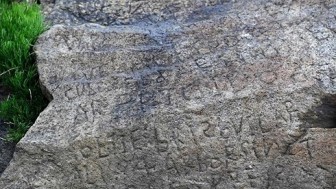 Bí ẩn về ký tự lạ trên phiến đá cổ 230 năm tuổi chưa có lời giải