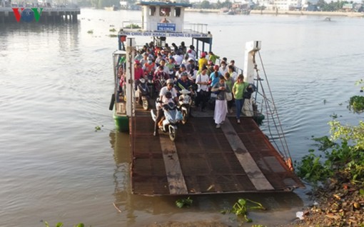 Người dân Tiền Giang bức xúc đi phà qua sông chung với rác