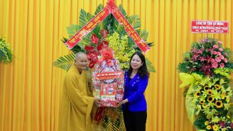 Thường trực Tỉnh ủy, Thành ủy Long Xuyên thăm, chúc mừng Đại lễ Phật đản