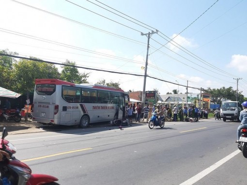 Xe khách tông 2 xe máy trên Quốc lộ 91 Cần Thơ