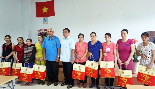 Liên đoàn Lao động tỉnh tặng quà cho công nhân lao động hoàn cảnh khó khăn