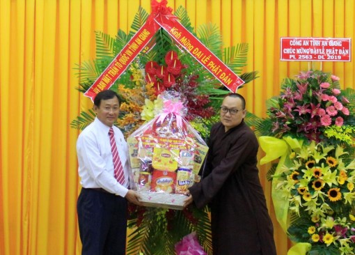 Đoàn đại biểu các tổ chức, đoàn thể chính trị xã hội, dân tộc, tôn giáo thăm, chúc mừng Đại lễ Phật đản