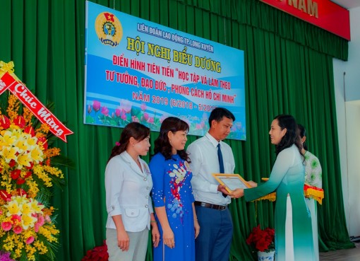 Long Xuyên: Hội nghị biểu dương điển hình tiên tiến học tập và làm theo Bác