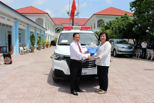 TP. Long Xuyên tiếp nhận xe cứu thương trị giá 760 triệu đồng
