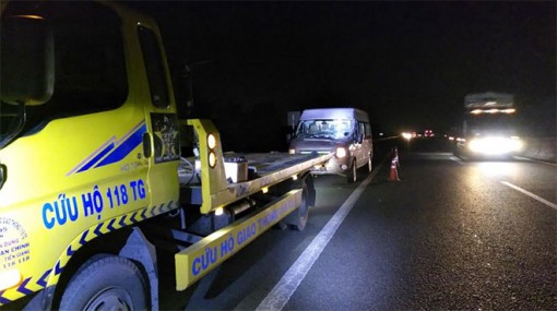 Xe khách tông đuôi xe tải trên cao tốc TP HCM – Trung Lương, nhiều người thoát chết