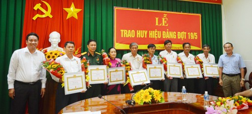 Huyện ủy Châu Thành trao huy hiệu Đảng đợt 19-5