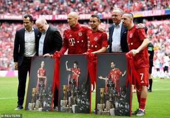 Bayern Munich vô địch Bundesliga, Robben ôm Ribery rơi nước mắt nói lời chia tay