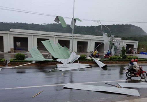 Lốc xoáy ở Phú Quốc hất mái tôn vắt trên đường dây điện