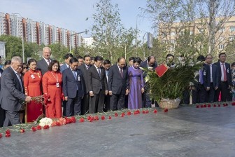 Thủ tướng Nguyễn Xuân Phúc dâng hoa tượng đài Bác Hồ ở thủ đô Moscow