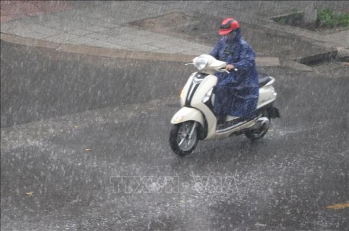 Mưa dông diện rộng, năng xảy ra lốc, sét, mưa đá