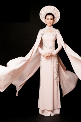Phạm Lan Anh chọn áo dài tranh tài tại Hoa hậu Du lịch Thế giới 2019