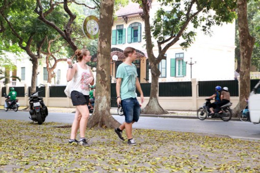 Hà Nội mưa rào và dông vài nơi, miền Nam nắng nóng