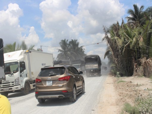 Người dân khổ vì thi công mở rộng QL60 bụi bay mù mịt