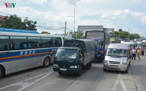 Tài xế chỉ trả 2.000 đồng/lượt, trạm thu phí nhiều lần xả trạm