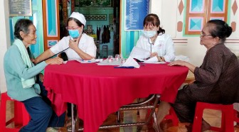 400 người nghèo xã Bình Thạnh Đông được khám bệnh miễn phí
