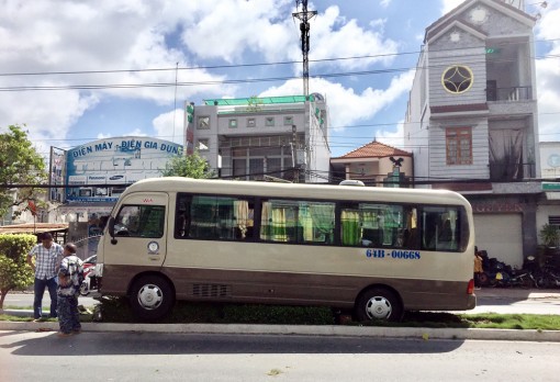 An Giang: Tài xế ngủ gật, xe khách 29 chỗ leo dải phân cách