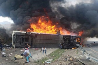 Xe buýt bốc cháy sau khi đâm phải xe chở hàng, 15 người tử nạn