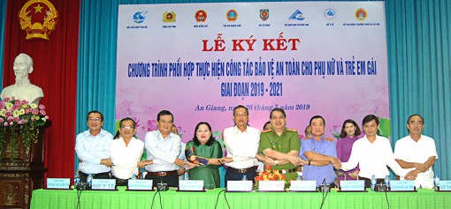 Ký kết giữa 8 đơn vị về công tác bảo vệ an toàn cho phụ nữ và trẻ em gái