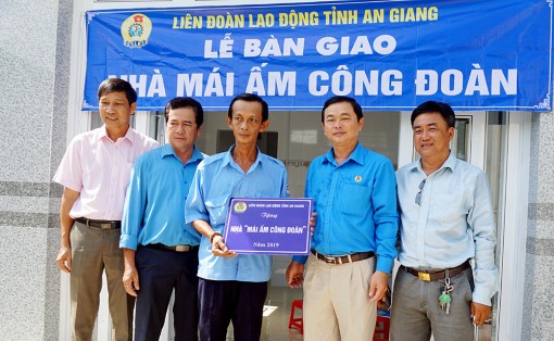 Liên đoàn Lao động tỉnh bàn giao nhà Mái ấm Công đoàn cho đoàn viên có hoàn cảnh khó khăn