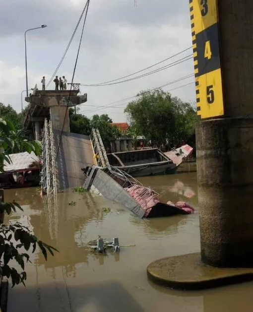 Cầu BOT bất ngờ gãy đôi sau khi vừa hết thu phí 3 tháng